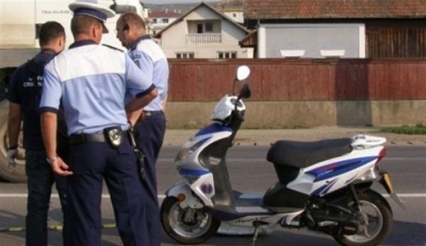 Încă un dosar penal: A fost prins de polițiști conducând un motoscuter fără permis