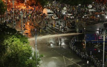 Proteste violente la București terminate …