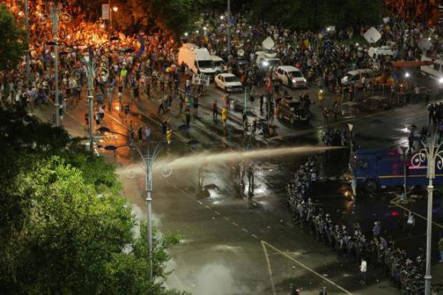Proteste violente la București terminate cu sute de răniți! Zeci de oameni au protestat și la Botoșani