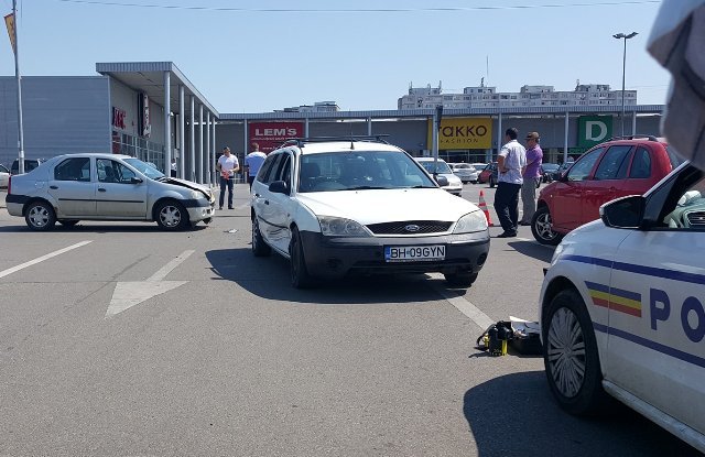 Femeie rănită după un accident petrecut în parcarea de la Kaufland Botoșani