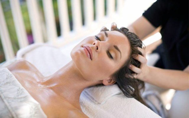 Masajul scalpului te ajută să ai păr sănătos prin activarea microcirculaţiei sanguine