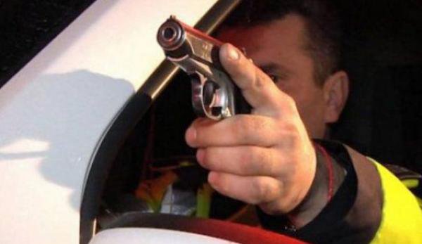 Focuri de armă în Suceava pentru oprirea unei mașini pline cu țigări de contrabandă. Șoferul a reușit să scape!