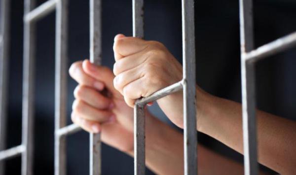Adolescentă condamnată pentru mai multe furturi depistată de polițiști în locuința unui bărbat din Botoșani