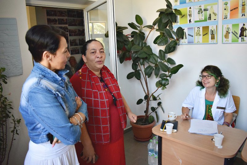 Zeci de săteni din Cristeşti, consultaţi la „Caravana cu Medici” - FOTO