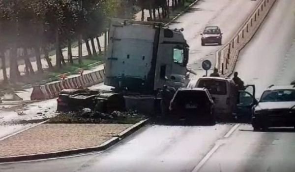 ACCIDENT GRAV în Suceava: Un TIR trece pe roșu și lovește patru mașini - VIDEO
