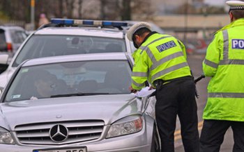 Un şofer oprit în trafic …