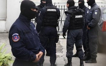 Percheziţii ale poliţiştilor specializaţi în …