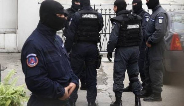 Percheziţii ale poliţiştilor specializaţi în combaterea criminalităţii organizate