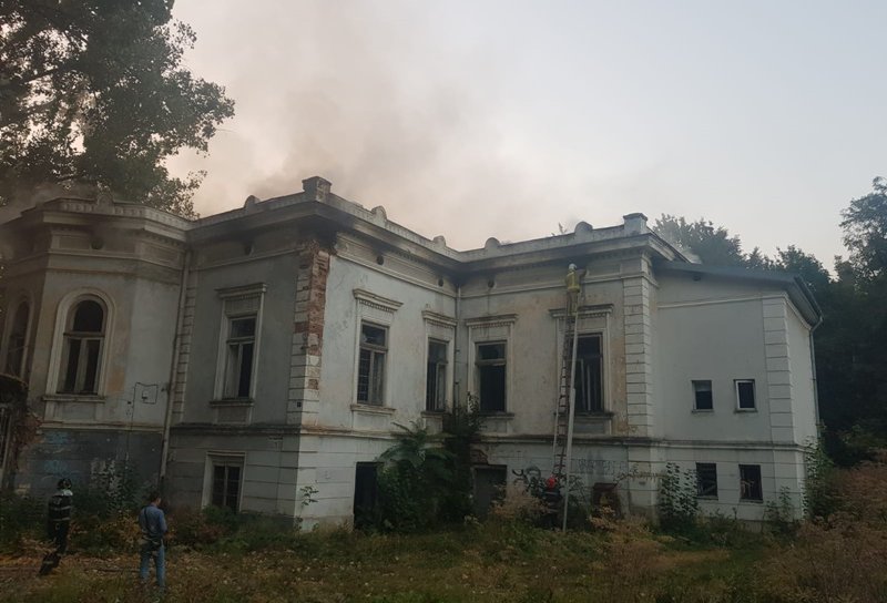 Incendiu la clădirea monument din Botoșani, stins după cinci ore, cu 35 de pompieri