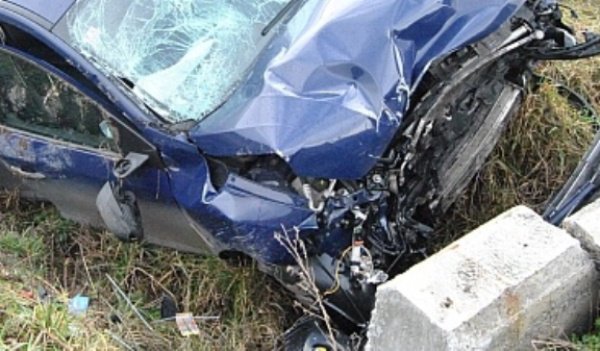 ACCIDENT: Două persoane au ajuns la spital, după ce un şofer începător s-a răsturnat cu mașina