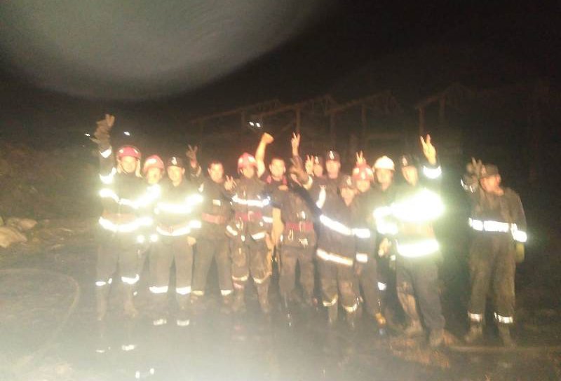 71 de pompieri s-au luptat 36 de ore pentru stingerea unui incendiu, declanşat la un depozit de furaje din comuna Ripiceni - FOTO