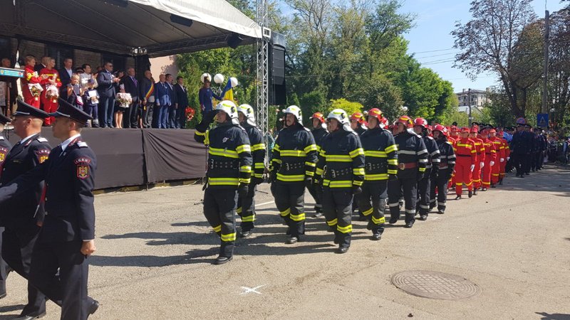 Pompierii din Botoșani sărbătoriți de sute de oameni la Săveni - FOTO