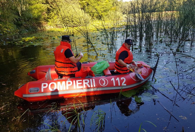S-a dat startul la marea curățenie: Pompierii din Botoșani curăță „Lacul cu nuferi” iar cei din Dorohoi Pădurea „Gorovei” - FOTO