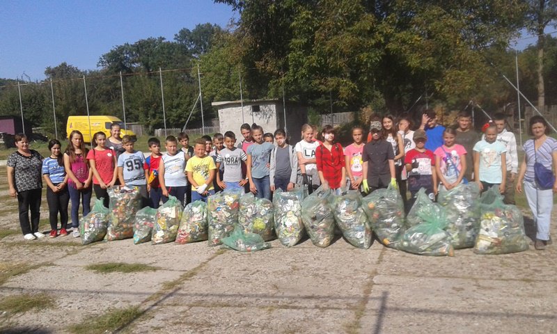 Elevi şi cadre didactice de la Şcolile Rediu, Rădăuţi – Prut şi Miorcani au participat la „Ziua de Curăţenie Globală” - FOTO
