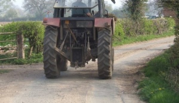 Prins în localitatea de frontieră Ştefăneşti, la volanul unui tractor fără permis de conducere