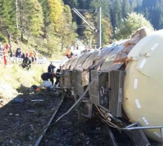 ACCIDENT: Un angajat al ISU Botoșani a salvat un bărbat rămas încarcerat într-o autocisternă răsturnată pe calea ferată