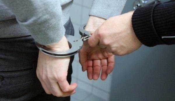 Tânărul din Botoșani, surprins în timp ce încerca să sustragă un telefon mobil a fost arestat preventiv