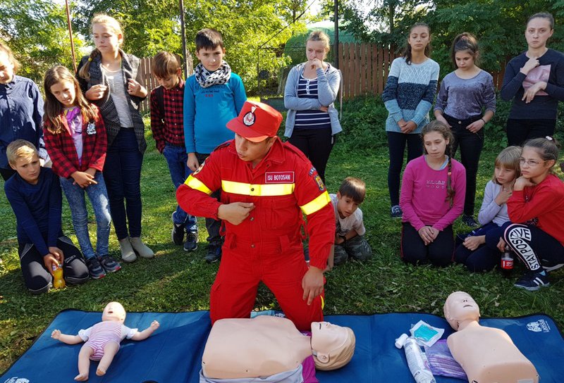 Pompierii voluntari și elevii din județul Botoșani pregătiți să salveze vieți „Voluntariat - crez și dăruință de la mic la mare” - FOTO