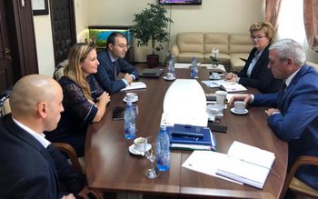 Reprezentați ai Comisiei Europene încearcă …