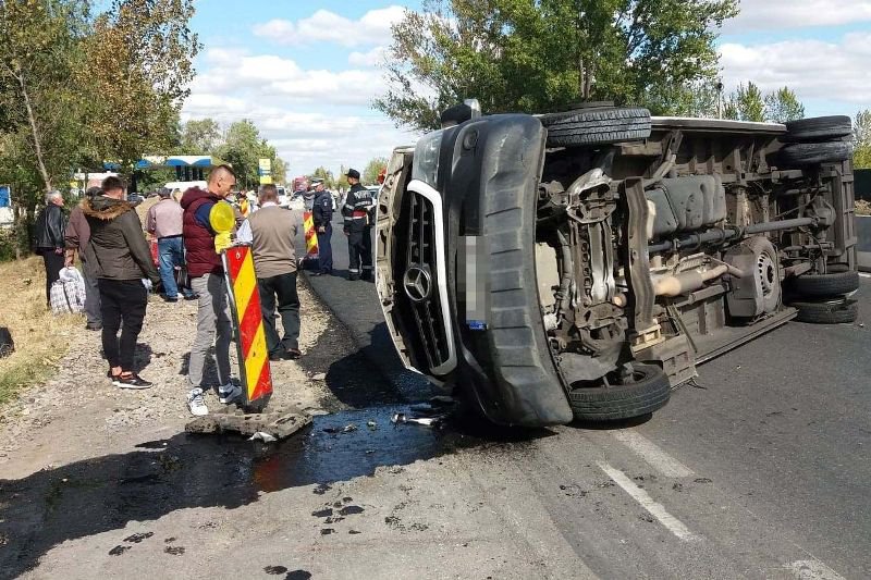 Microbuz care circula pe ruta Dorohoi - Constanța implicat într-un accident. Cinci pasageri au ajuns la spital – FOTO