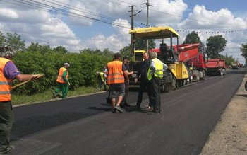 Se toarnă asfalt pe drumurile …