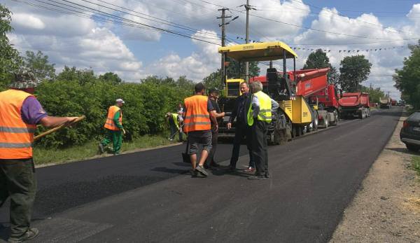 Se toarnă asfalt pe drumurile județene Manoleasa – Zahoreni – Borolea și Corlăteni – Dimăcheni