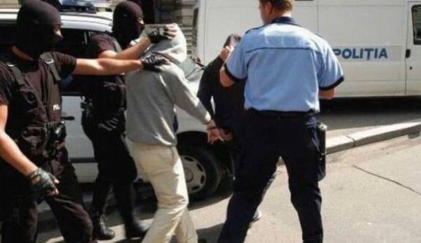 RAZIE a poliţiştilor pe străzile din Botoșani: Doi minori „luaţi pe sus” de oamenii legii