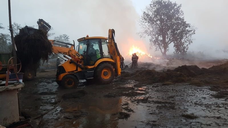 Incendiu de la Carasa stins după 11 ore. Flăcările au distrus hrana necesară pe timpul iernii pentru 60 de bovine