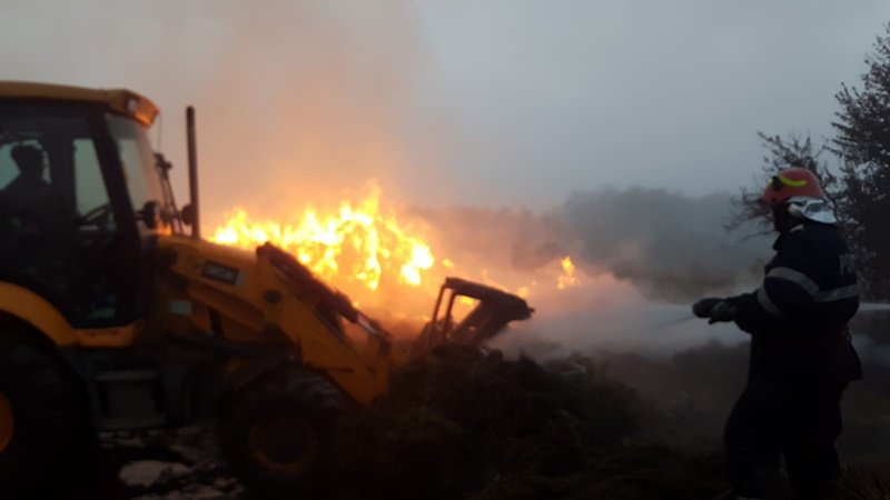 Incendiu uriaș la Carasa! Pompierii dorohoieni luptă de peste șase ore cu focul - FOTO