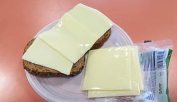 Brânza topită se obține din puține lactate și multe E-uri. Iată ce ar trebui să știi, înainte să o alegi de la raft