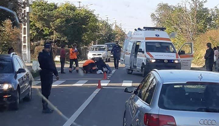 Accident pe drumul Botoșani-Săveni! Biciclist rănit grav după ce a intrat direct în fața unui autoturism - FOTO