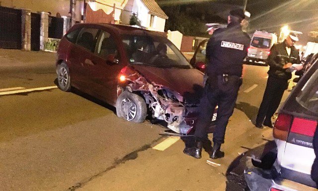 O șoferiță beată criță a provocat un accident la Botoșani. Trei mașini au fost avariate - FOTO