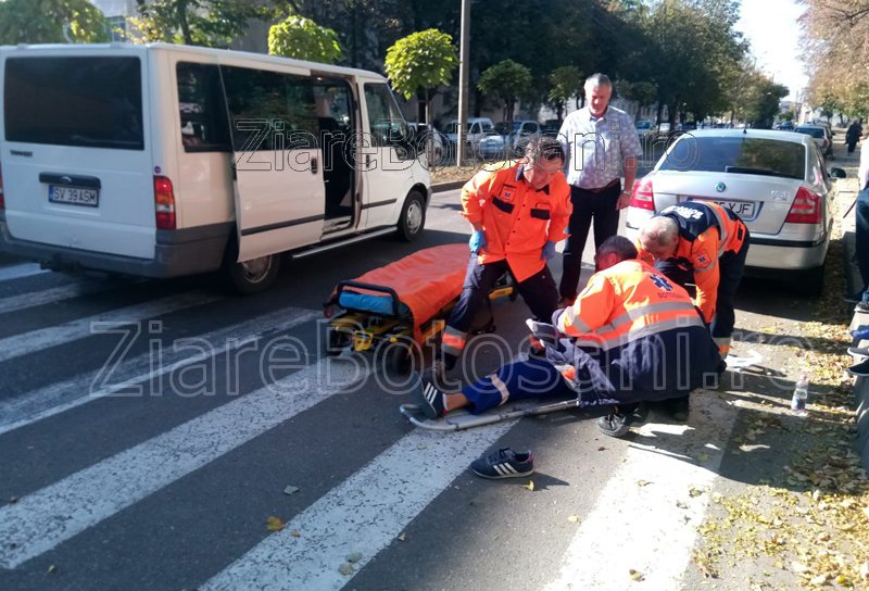 Accident rutier în Botoșani: Bărbat lovit de mașină, pe o trecere de pietoni de pe strada Împărat Traian - FOTO