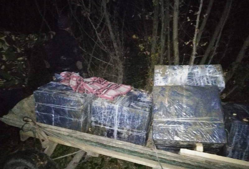 Colete cu țigări de contrabandă transportate cu căruţa, confiscate la frontiera de est – Darabani - FOTO