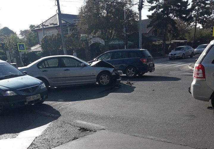 Intersecție blocată minute bune, în urma unui accident produs în zona Colegiului Național „A.T. Laurian” - FOTO