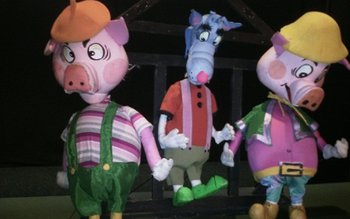 Cei trei purceluşi vin la …