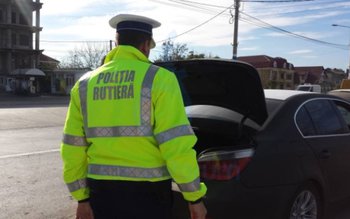 Autoturism burdușit cu ţigări de …