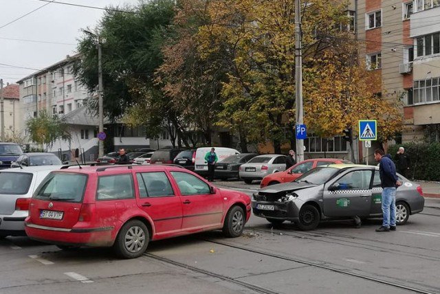 Accident în Botoșani! Două mașini avariate din cauza unui șofer neatent