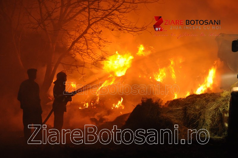 Incendiu puternic în Botoșani! Pompierii luptă pentru a stinge peste 50 de tone de furaje - VIDEO/FOTO