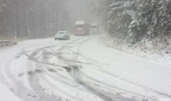 Alertă maximă! Un autocar plin cu copii, blocat în zăpadă!