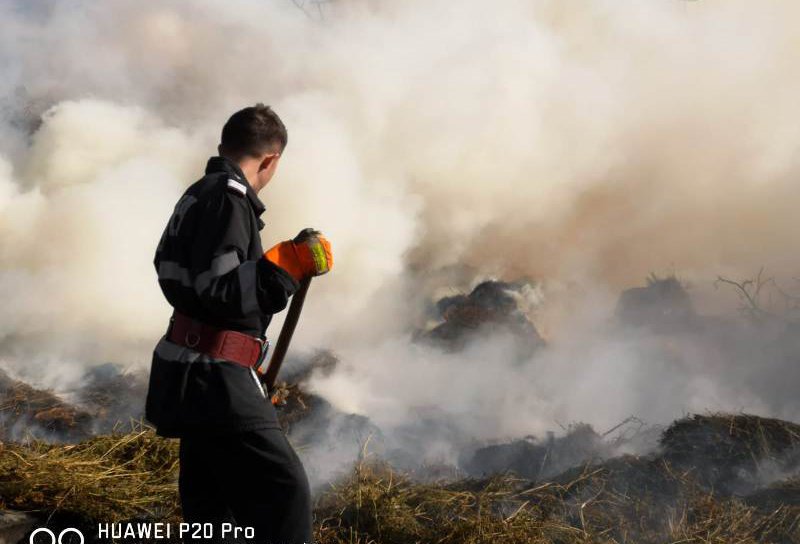 Misiune dificilă: Încă un incendiu a izbucnit la un depozit de furaje, în județul Botoșani - FOTO