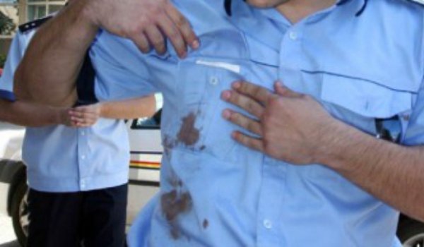 Doi polițiști au fost bătuți când erau în misiune. Ambii au ajuns la Urgențe