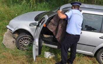 Trei bărbați găsiți într-o mașină …