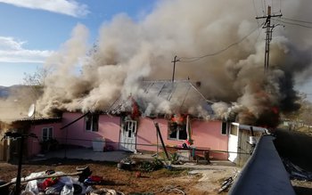 Casă distrusă de flăcări la …