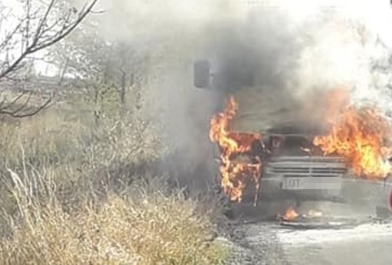 O maşină a luat foc din senin la Stăuceni. Şoferul s-a salvat în ultima clipă - FOTO