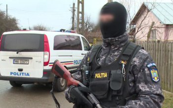 Percheziții la Botoşani. Mascaţii au …