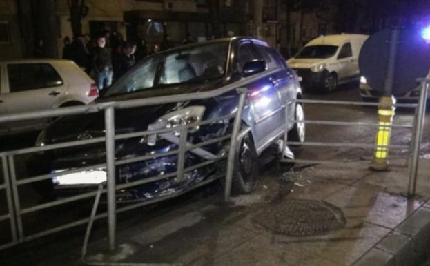 Accident: Un șofer beat a intrat cu mașina în scuarul unei stații de tramvai din Botoșani