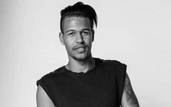 Sinucidere șocantă! Un tânăr model …