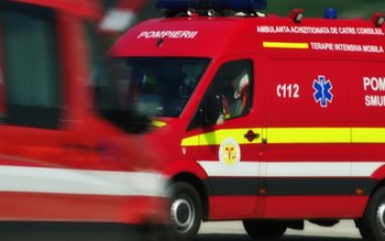 Bărbat cu mâna prinsă într-un …