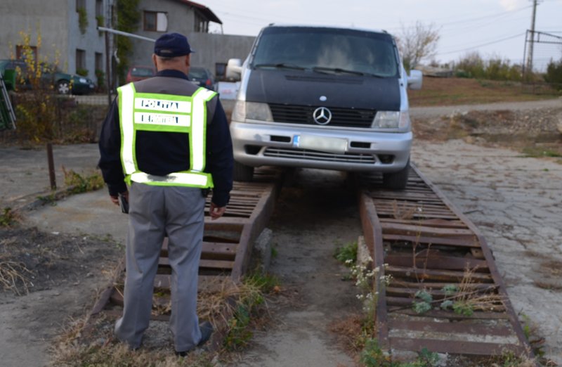 Mercedes Vito neînmatriculat, descoperit la Dersca